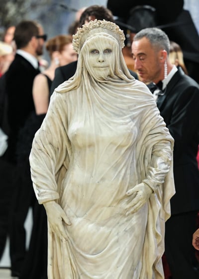 (FOTO) Zaradi nenavadne oprave na rdeči preprogi komaj hodila in govorila
