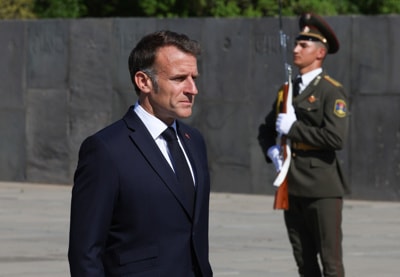 (VIDEO) Nenavaden prizor z državniške večerje: Francoski predsednik Emmanuel Macron prijel za mikrofon in zapel