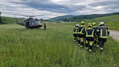 (FOTO) Vozila po levem pasu in trčila v vozili, ki sta pravilno pripeljali nasproti, posredovati je moral helikopter
