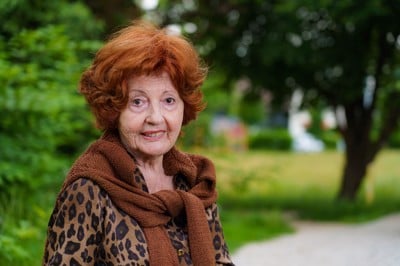 Lepa in okrogla številka: Veste, koliko let je praznovala Bernarda Jeklin? Prva dama tabloidnega tiska ne popušča