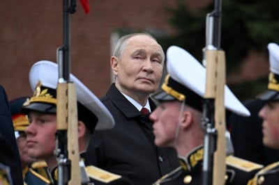 (FOTO) Putin na paradi od dnvu zmage o vojni v Ukrajini: "Trdno verjamem, da je naš cilj pravičen"