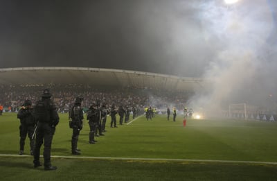 (FOTO in VIDEO) Namesto nogometašev na igrišču policisti, derbi končan predčasno
