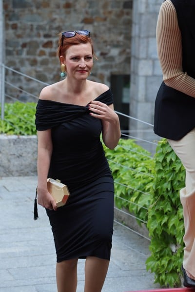 (FOTO) Maščevalna obleka? Asta Vrečko ukradla pozornost s podobo, ki je močno spominjala na jezno princeso Diano