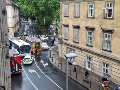 Ljubljana: Mestni avtobus do smrti povozil dekle