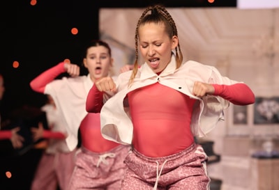 (FOTO) Več kot 2000 plesalcev zavzelo Dvorano Tabor: Od baleta do break dancea v nekaj minutah