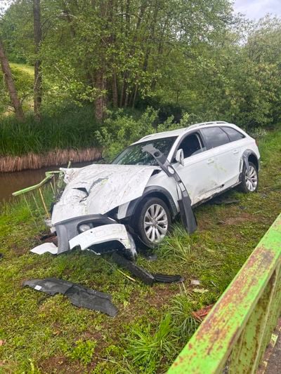 Avto zletel s ceste, podrl ograjo mostu in obstal nad Temenico