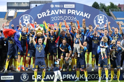 (FOTO) Koprčani nekoliko pokvarili celjsko slavje ob dvigu pokala za naslov državnih prvakov