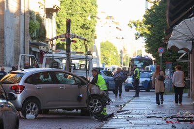 Z avtom v ljudi: V Modeni osem poškodovanih, tudi turistki. Ena od žrtev v smrtni nevarnosti, dvema so amputirali noge