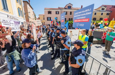 (FOTO) V Kopru pohod za življenje in protishod v imenu pravic žensk 