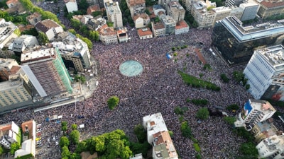 (FOTO) V Beogradu protestni shod z zahtevo po predčasnih volitvah