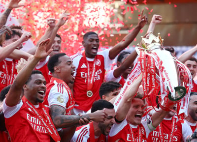 (FOTO) Nogometaši Arsenala dvignili pokal, Bournemouth ostal brez lige prvakov
