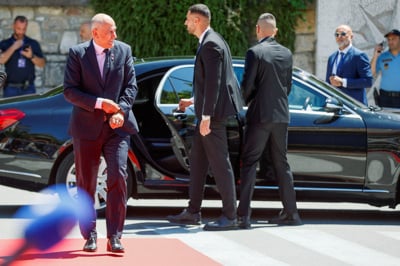 (FOTO) Janša manj kot 24 ur po ustoličenju njegove četrte vlade že v tujini, a ob prihodu izjav ni dajal