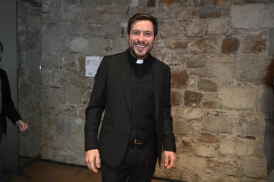 (FOTO) Amen! V tako imenitnem rdečem avtomobilu se po Sloveniji vozi župnik Martin Golob