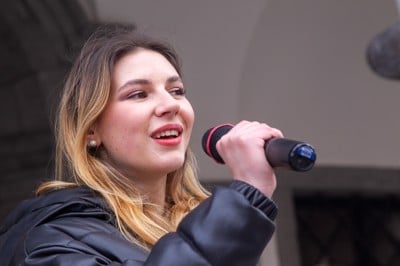 (FOTO) Zala Klopčič se je po rojstvu hčerke še poročila, izbrala je pravljično obleko s čipko