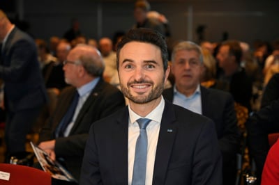 (FOTO) Matej Tonin na veselici poprijel za pladenj: Pivo je raznašal kar na rolarjih