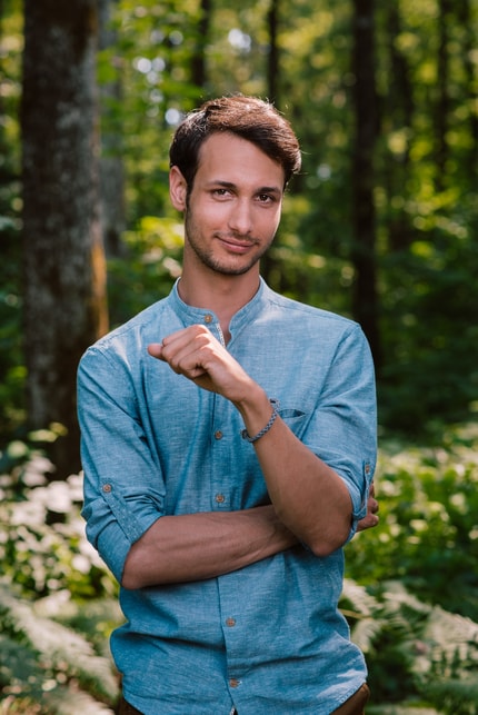 Voranc Boh med snemanjem skrival mavec