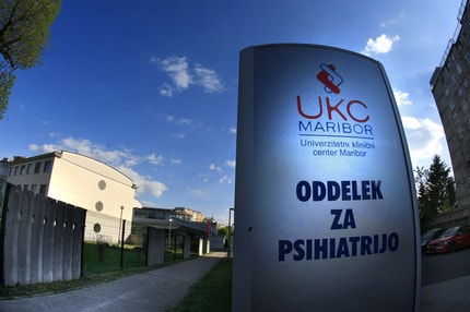 UKC Maribor: Ljudje na psihiatriji jedo in telovadijo kar na hodnikih. Vodstvo: Vse je v skladu s standardi