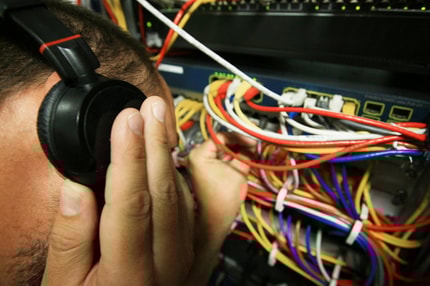 Kdo prisluškuje politikom in kako