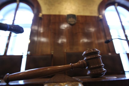 Kljub nedovoljenim ravnanjem vrhovni sodniki zavrnili tožbo v referendumskem sporu