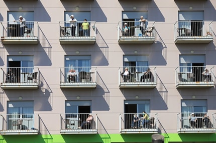 (POGLED) Kolumna Dejana Verčiča: Koliko so vredni naši starši?