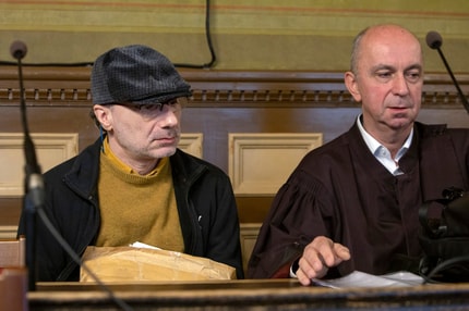 Med izrekom oprostilne sodbe je doktor kemije Michel Stephan le tiho prikimaval