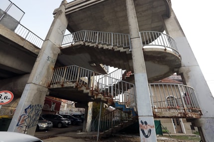 Namesto nevarnih stopnic dvigalo: Kaj napoveduje občina za dotrajano stopnišče v Košakih?