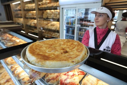 Inflacija in kupna moč: Nam burek tekne bolj pod Golobom ali Janšo?