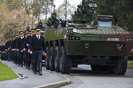 Stranke o obrambi: Kdo je za oklepnike in kdo za naborništvo?