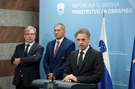 (KOMENTAR) Mednarodno pravo in volčja diplomacija