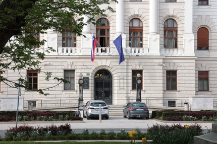 Obtoženi naj bi bil sosedom grozil, da jih bo ubil