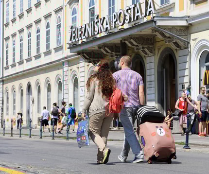 Američan z družino razmišlja o selitvi v Slovenijo. Zanima ga, koliko denarja potrebuje