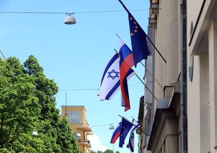Kako globoko segajo vezi med SDS in Izraelom? Izraelski vplivnež je Janšo primerjal z argentinskim predsednikom