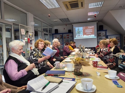 (FOTO) Branje ob kavi v Dravogradu povezuje ljubitelje knjig že deset let