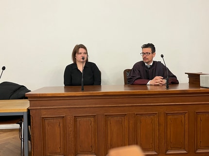 Uboj v Mariboru: Izvedenki diametralno nasprotno od kolega, obtožena je bila po njunem mnenju neprištevna