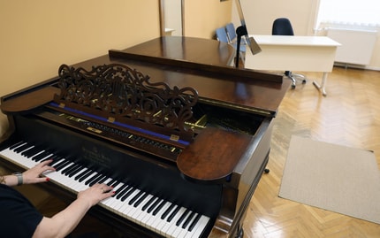 Babica Manja oproščena: Globe za igranje klavirja ne bo treba plačati