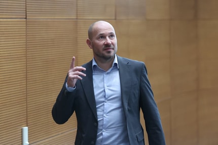 (PREDVOLILNI ZAPISNIK, 5. del) Vrtovec 007 strelja na X, SDS pa Golobu pošilja (zlatega) prinašalca Logarja in banane