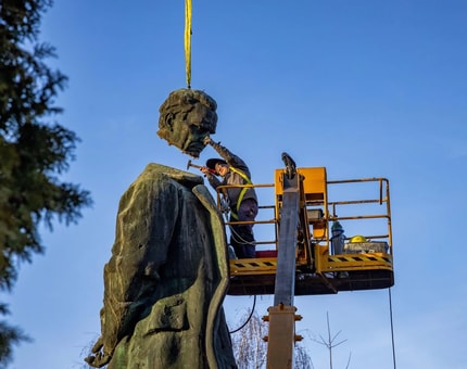 (POGLED) Kolumna Igorja Gošteta: Kipe diktatorjev v muzej