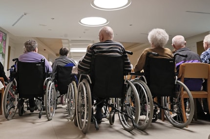 Razpoke v sistemu dolgotrajne oskrbe: Kako lahko mesečni strošek oskrbe preseže 2000 evrov?​