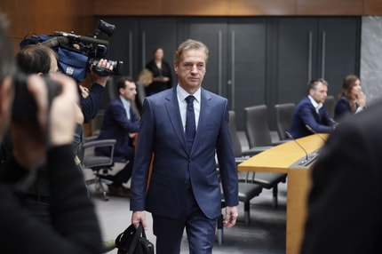 Politika in gospodarstvo: Je Golob spoznal, da so šli predaleč?