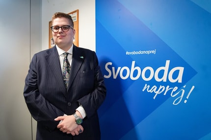 (INTERVJU) Nika Podakar: Janša je avtoritarec, ki se zgleduje po Trumpu, Golob pa je sodoben voditelj liberalnega kova