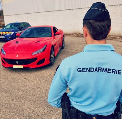 (FOTO) Policija ustavila "brezdomca" v ferrariju: Niti predstavljati si niso mogli njegove družinske zgodbe