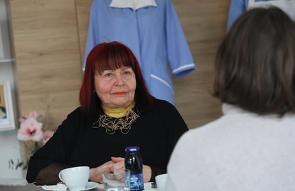 (GREMA NA KAFE) Kdo je častna medicinska sestra, ki niti v pokoju ne neha misliti na svoj poklic