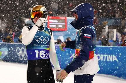 Le začetek je bil za peto kolajno: Dramo v smučarskih skokih je začinilo še vreme