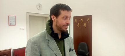 Očitki o povzročitvi hude poškodbe: Očeta naj bi bil tepel in vpil, da ga bo razbil