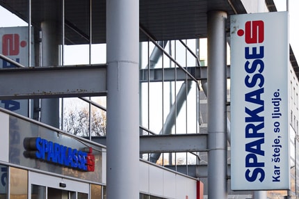 Preiskavi mariborskih kriminalistov: Nemec ugotovil, da izginja denar, vpleten tudi slovenski bančnik