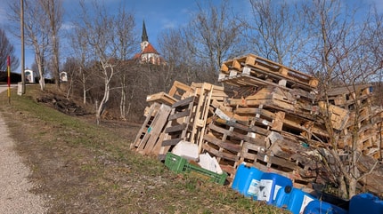(FOTO) Palete, plastika in sodi ob poti na Gorco: Kaj se dogaja v Malečniku?