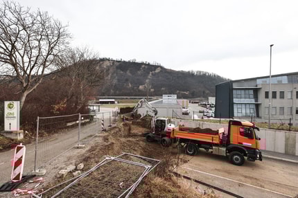 (FOTO) Nigrad ureja cesto v bližini nove županove hiše ob Dravi