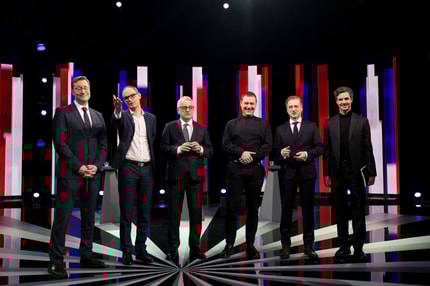 (VEČEROVA POROTA) Uvodno soočenje na TV Slovenija: Ko ni bil pri besedi, je bil pogreznjen v namrgodeno zamišljenost