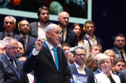 (FOTO) Janša: Na te volitve gremo zato, da zmagamo. Kdo je bil na konvenciji in kdo kandidira?