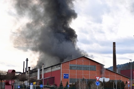 (FOTO) Požar v kovačnici SIJ Metala Ravne, nihče od delavcev ni poškodovan